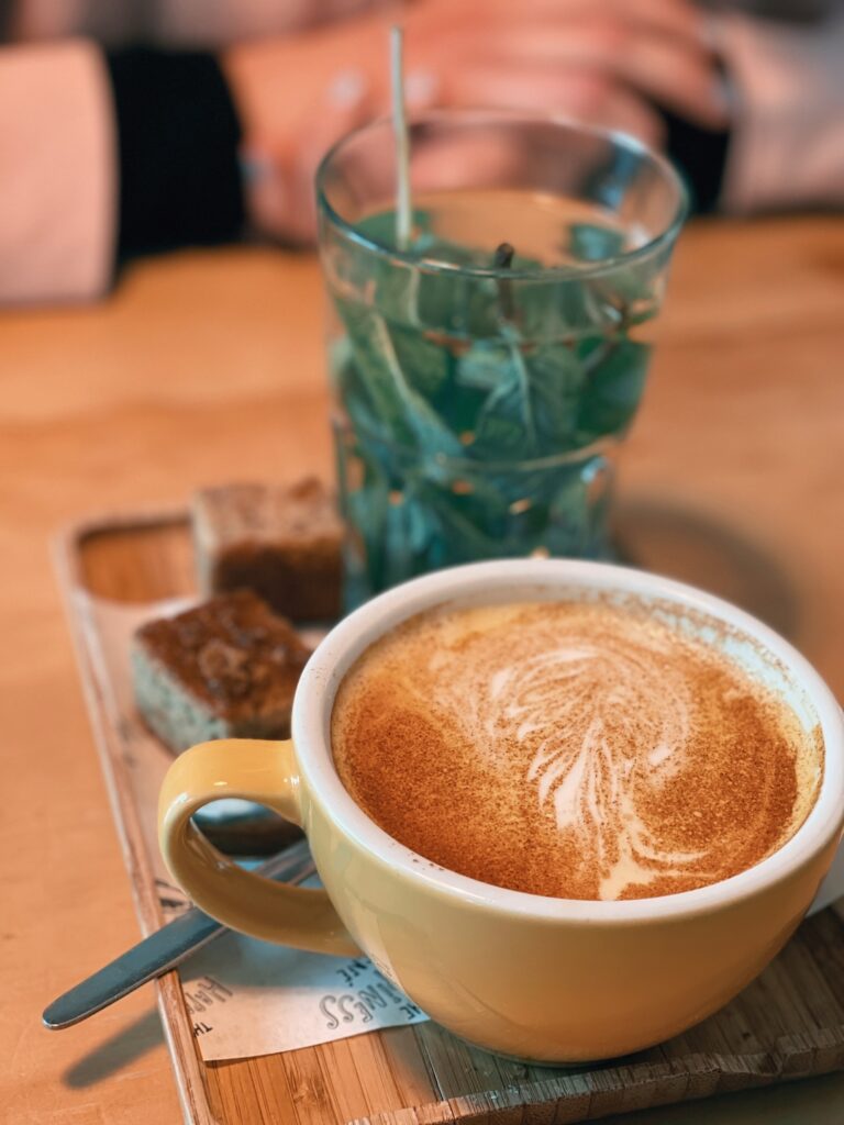Frischer Minute und Latte macchiato im The Happiness Cafe, Eindhoven